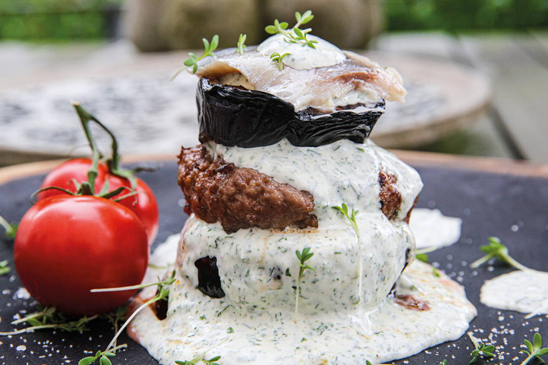 Auberginen-Frikadellen- Türmchen – FIRE&FOOD Auberginen-Frikadellen- Türmchen – FIRE&FOOD