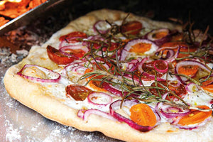 Ziegenkäse-Tomaten-Pizza mit Rosmarin