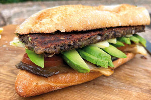 Veggie-Sandwich mit Schwarze-Bohnen-Patty und Mojo Verde