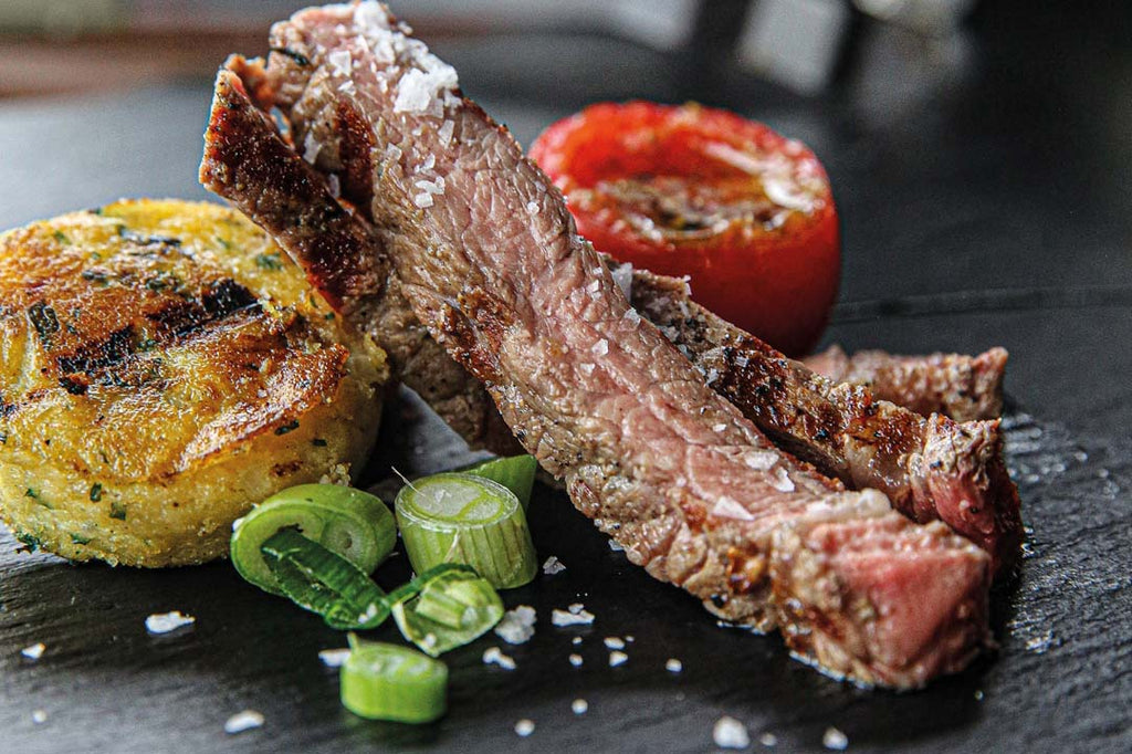 Clubsteak mit Pfeffer-Senf-Creme, Kräuter-Polenta und Schmortomaten