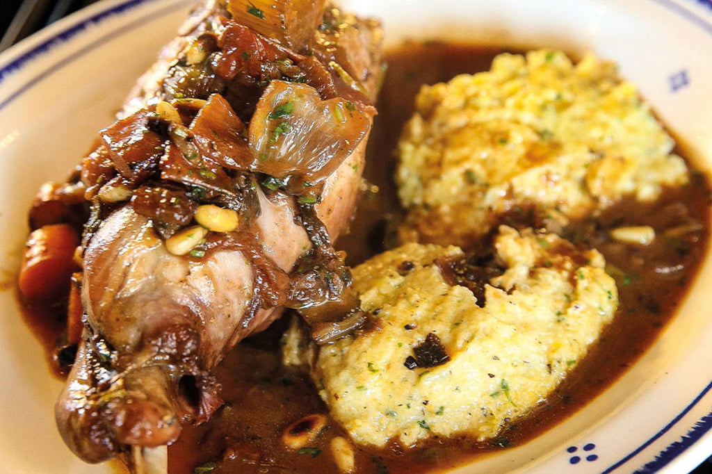 Rabbit leg with polenta 