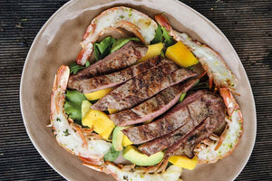 Surf&Turf: Duroc-Flank Steak mit  Garnelen-Mango-Salat