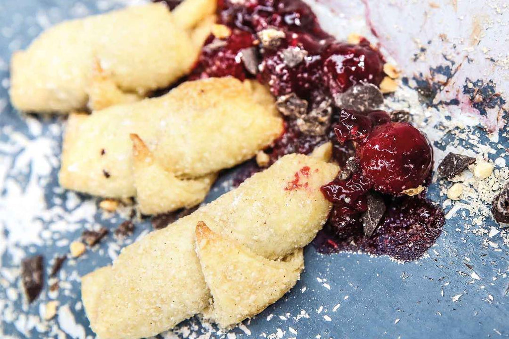 Schoko-Nuss-Cornettos mit Roter Grütze