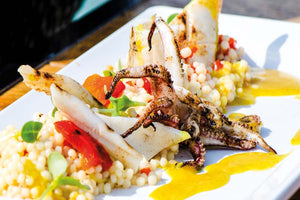 Gegrillte Tintenfische mit Couscous-Salat und Curry-Vinaigrette