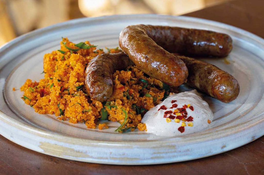 Merguez mit Bulgur, Gewürzjoghurt und Kräuterpower