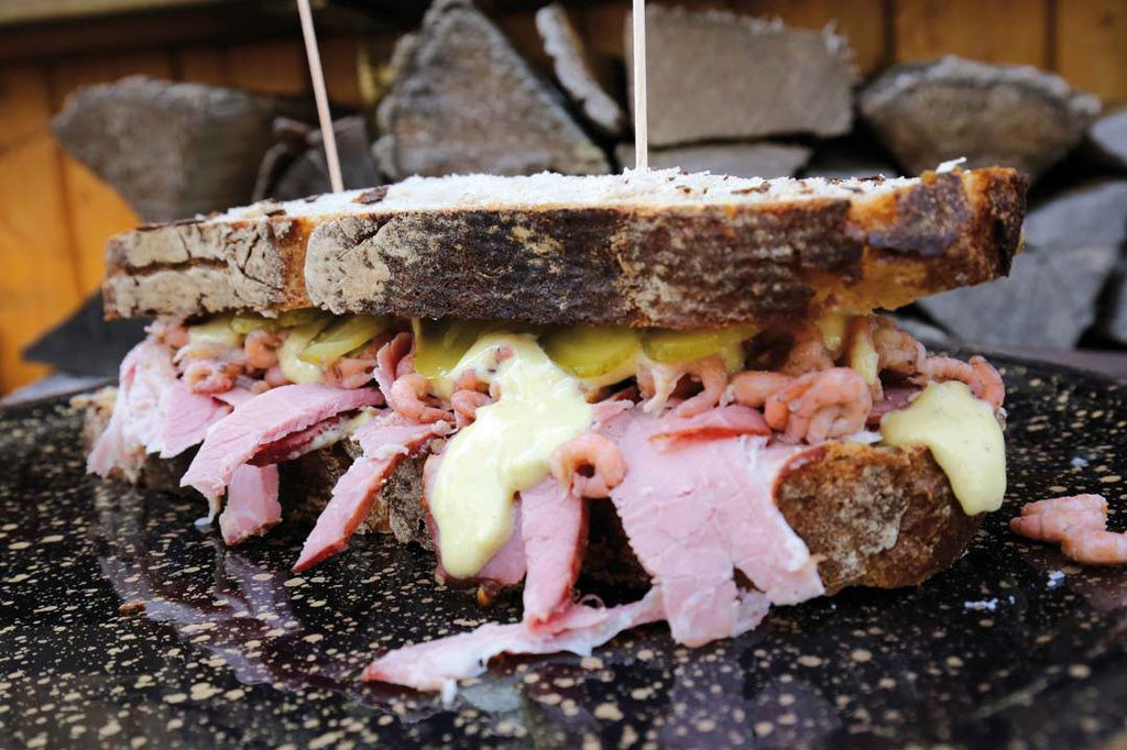 Pastrami crab bread with garlic-lime-chili sauce 