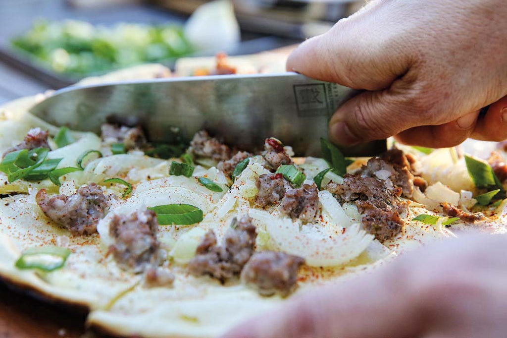 Flammkuchen mit Mettwürstchen, Zwiebeln und Schmand