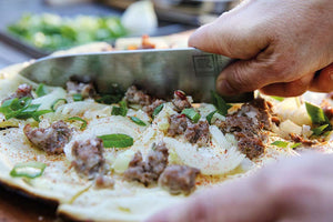 Flammkuchen mit Mettwürstchen, Zwiebeln und Schmand