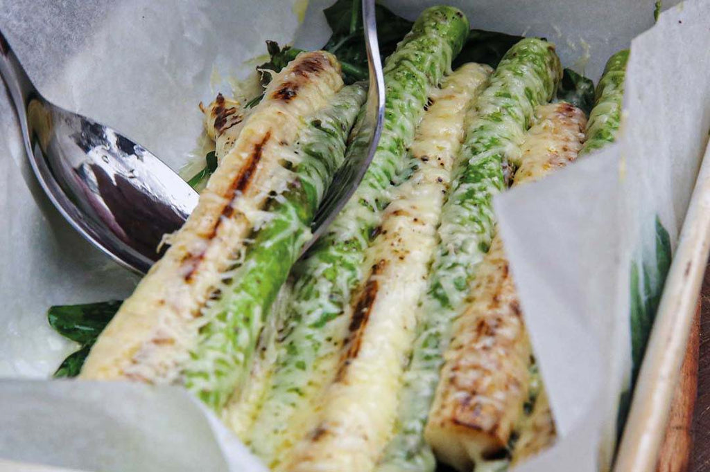 Green and white asparagus baked with mountain cheese 