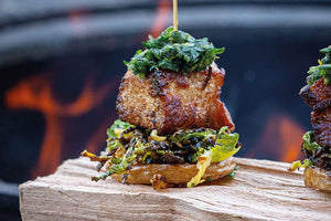 Tomahawk als One-Bite-Appetizer mit Salbei-Bärlauch–Gremolata