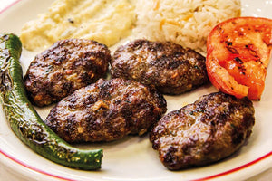 Izgara Köfte mit Grillgemüse und Keşkek