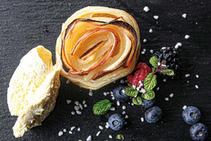 Schneewittchens Apfel-Rosen mit Blaubeeren und Vanille-Eis