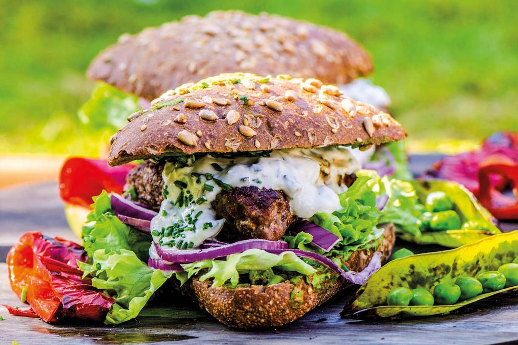 Juicy Lamb-Burger mit Oregano-Minzsauce