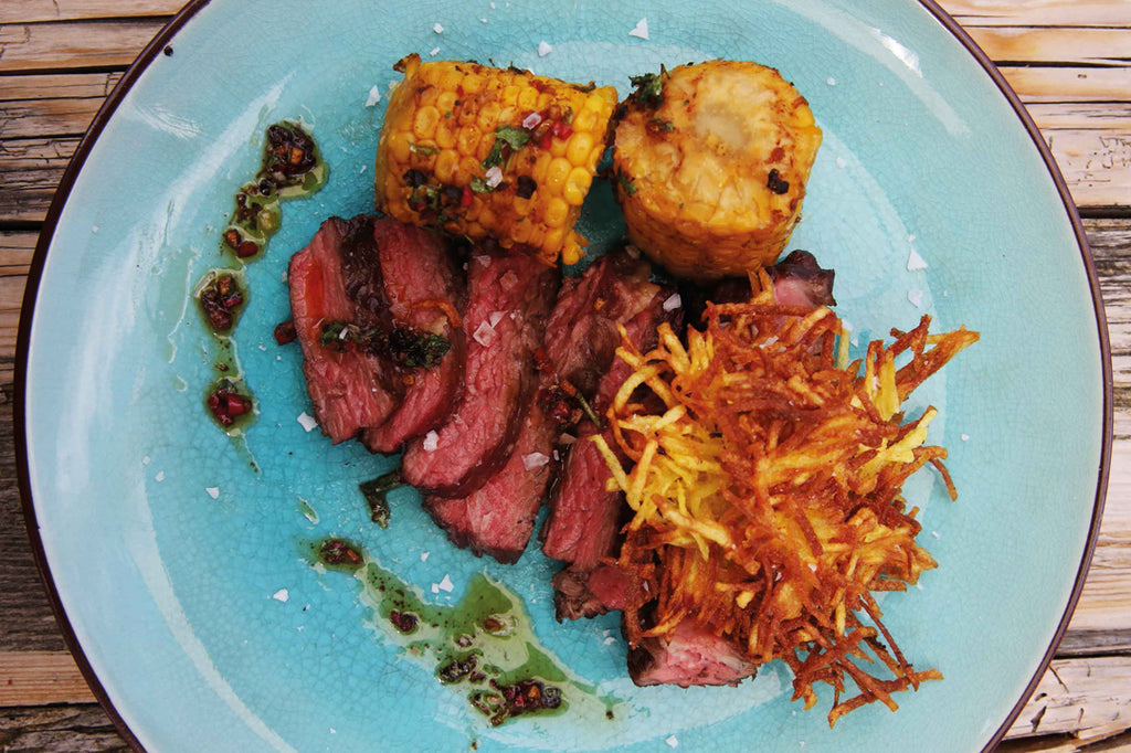Ribeye-Steaks mit Maiskolben und Kartoffelstroh