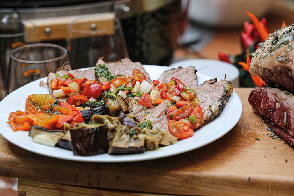 Pancia Porchettata del Motomacellaio mit Salsa Criolla und Chimichurri