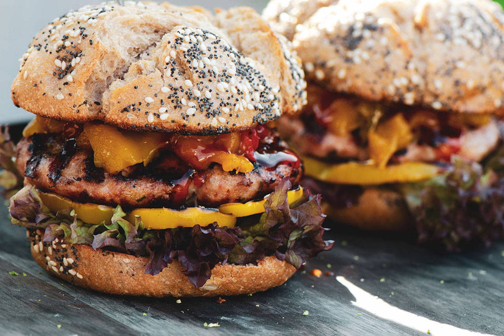 Curry-Chicken Burger mit Mango-Chutney – FIRE&FOOD Curry-Chicken Burger mit Mango-Chutney – FIRE&FOOD