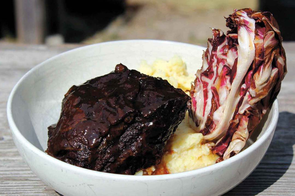 Rinderbacken im DO mit Limetten-Kartoffelstampf  und gegrilltem Radicchio