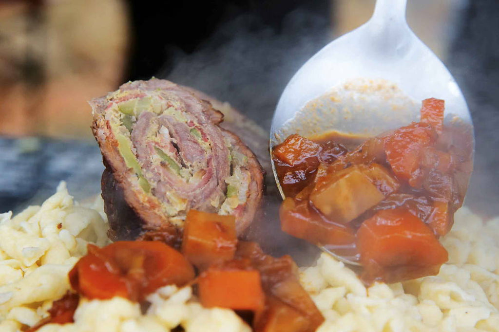 Rouladen aus dem Dutch Oven  mit Spätzle und Möhren