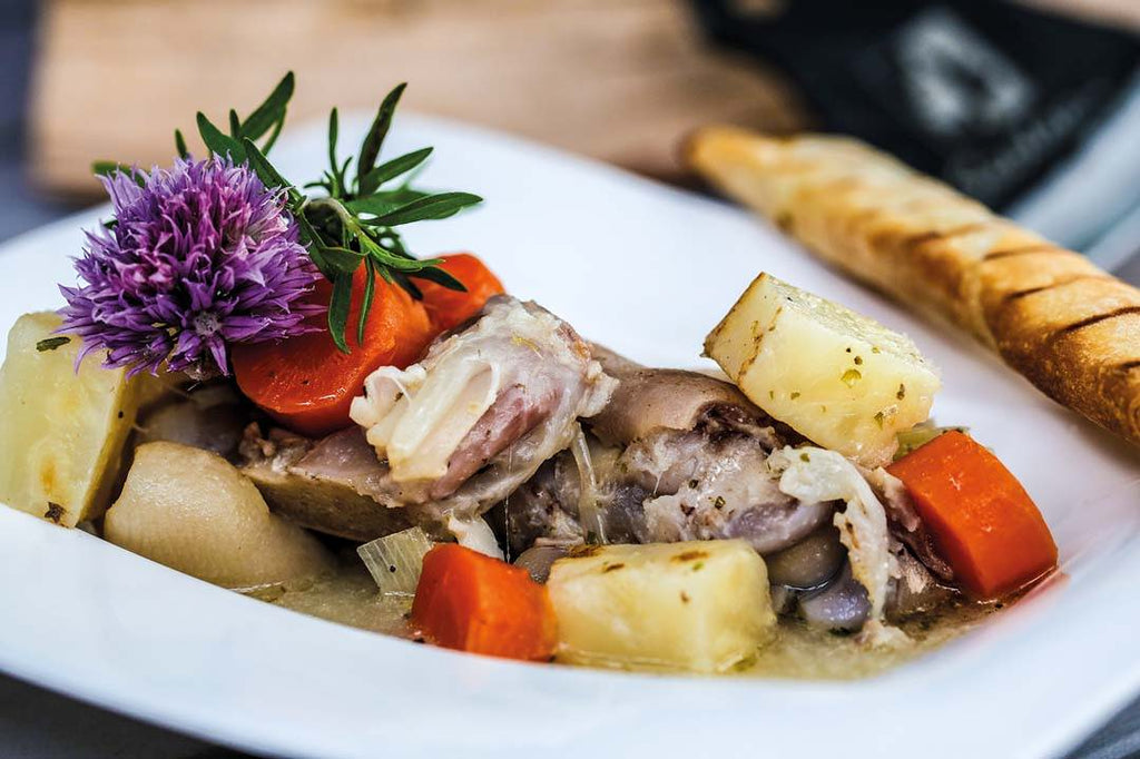 Klachlsuppe mit Polenta-Wickel