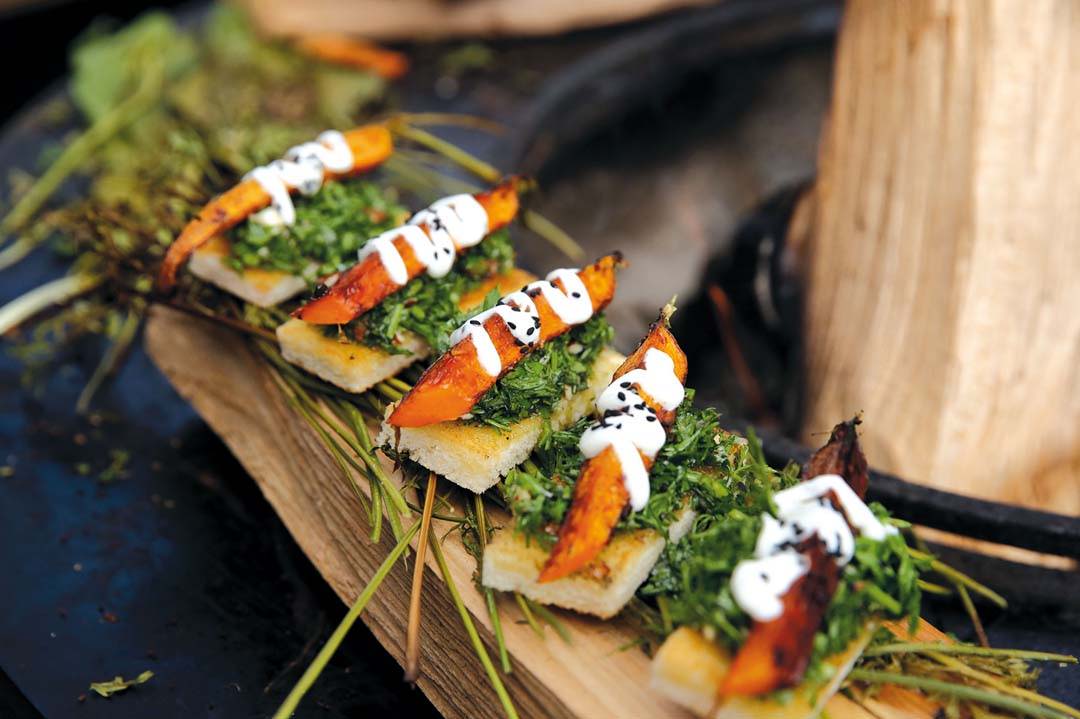 Karamellisierte Karotten mit Pesto vom Möhrengrün – FIRE&amp;FOOD
