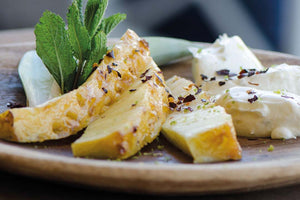 Gegrillte Ananas mit Zimtzucker, Whisky-Sirup und Limettenjoghurt