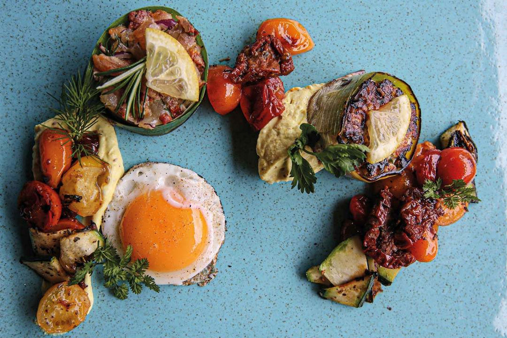 Forelle im Lauchmantel mit Kirschtomate, Zucchini und Ei