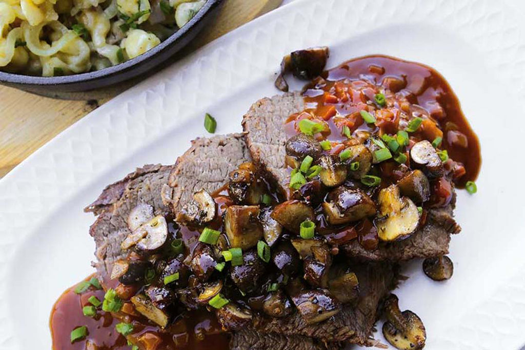 Rinderschmorbraten aus dem Dutch Oven mit Allgäuer Käsespätzle – FIRE&FOOD Rinderschmorbraten aus dem Dutch Oven mit Allgäuer Käsespätzle – FIRE&FOOD