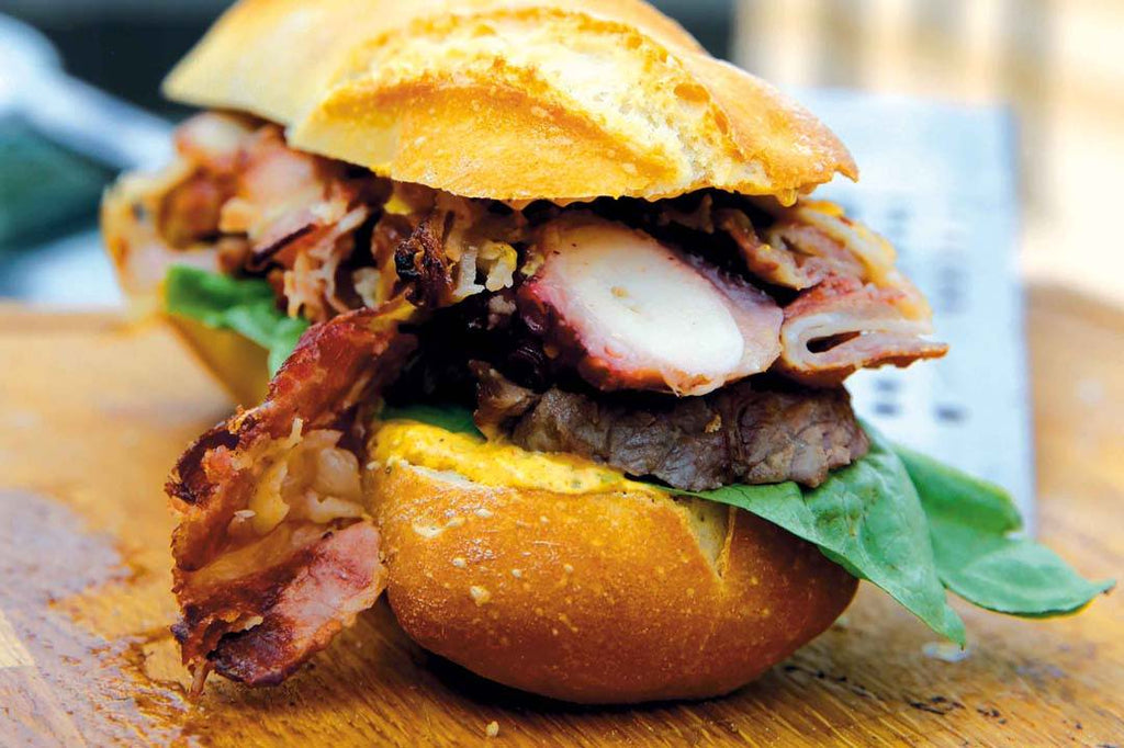Sandwich Pulpo im  Bacon-Netz mit Steakteppich