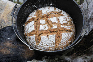 Speck-Grillbrot mit Knoblauch und Nüssen aus dem Dutch Oven