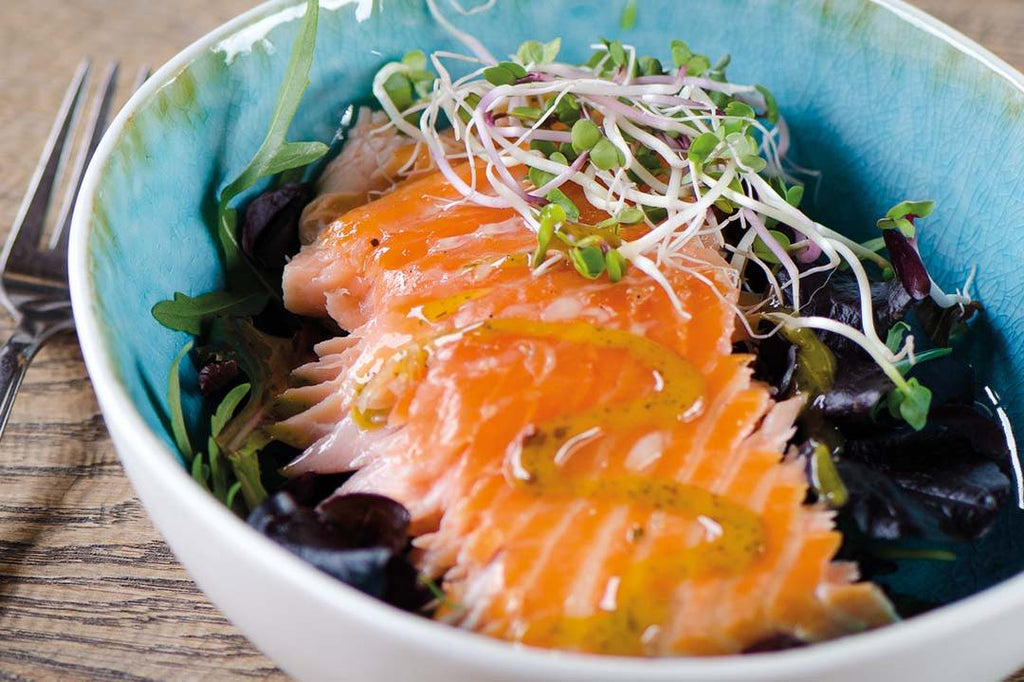 Räucherlachs auf Blattsalaten – FIRE&FOOD Räucherlachs auf Blattsalaten – FIRE&FOOD