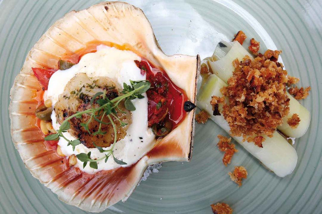 Gegrillte Jakobsmuscheln mit Ziegenfrischkäse und gegrilltem Lauch