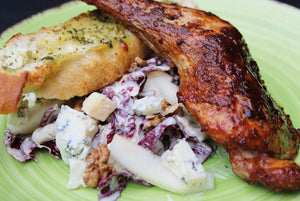 Hühnerschenkel mit cremigen Radicchio-Salat und Kräuterbutter-Parmesan-Baguette
