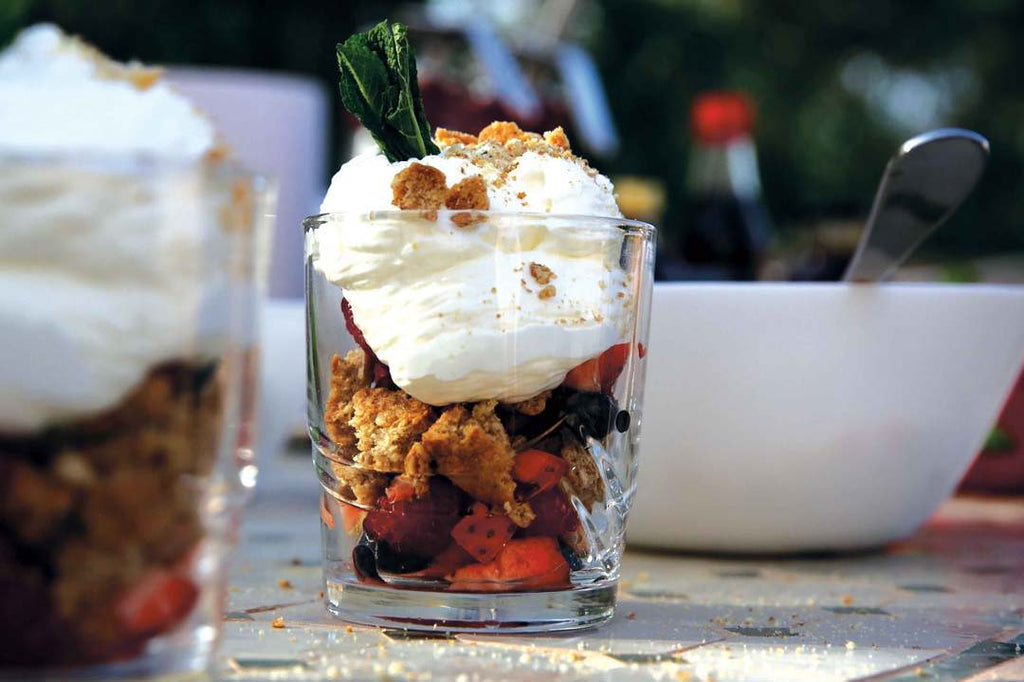 Mascarpone-Schaum mit marinierten Beeren und Keks-Crunch