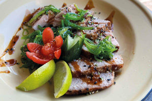Tuna tataki with wakame salad and soy-sesame dressing 