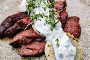 Nussdeckel vom Rind auf gegrilltem Rettich mit SourCream-Dip