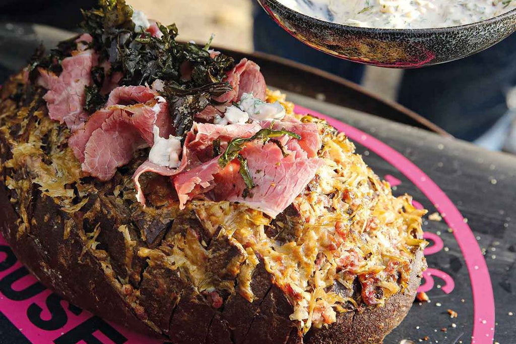 Zupfbrot mit Pastrami und Thousand-Island- Dressing