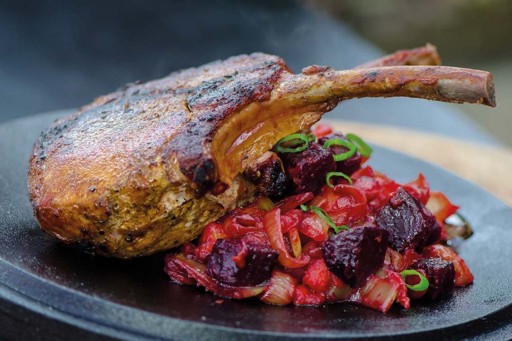 Porc Tomahawk-Steak  mit Dutch Oven-Gemüse