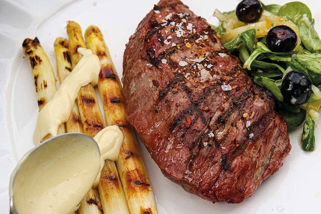 Presa with grilled asparagus and lamb's lettuce 