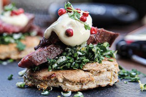 Skirtsteak Crostinis mit Gremolata und Miso-Mayo