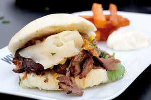 Pan Asian Pulled Cheek Burger mit Süßkartoffelsticks und Limetten-Mayo