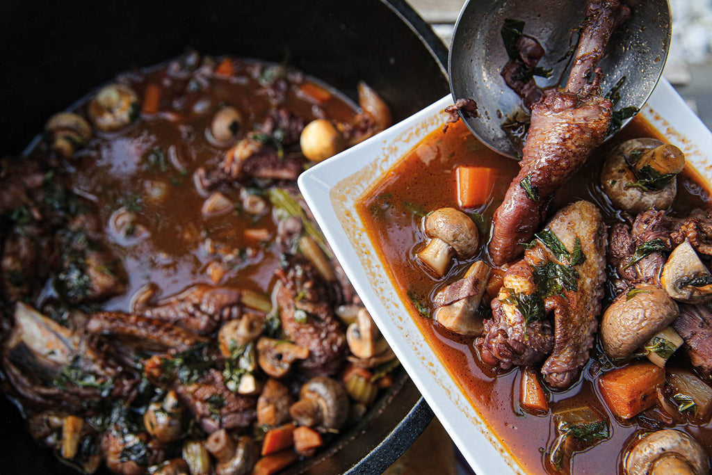 Gockel mit Rotwein aus dem Dutch Oven