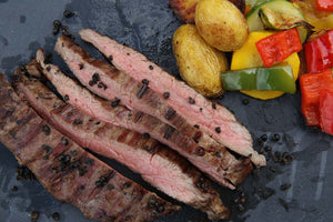 Flank Steak mit fermentiertem Pfeffer auf Kartoffel-Gemüse-Bett