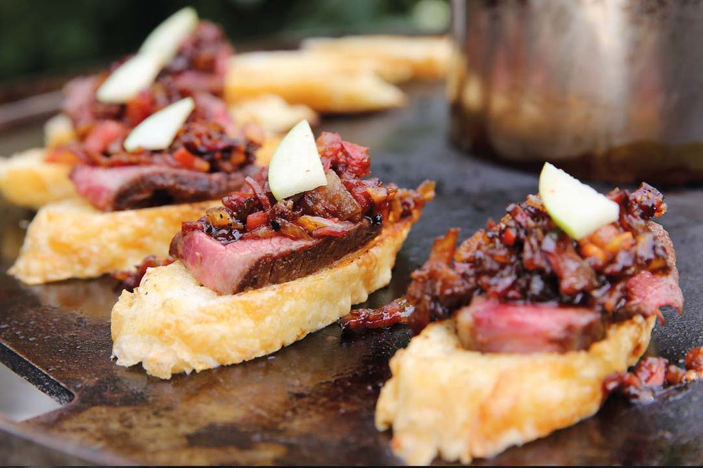 Steak Crostini mit Bacon Jam Topping