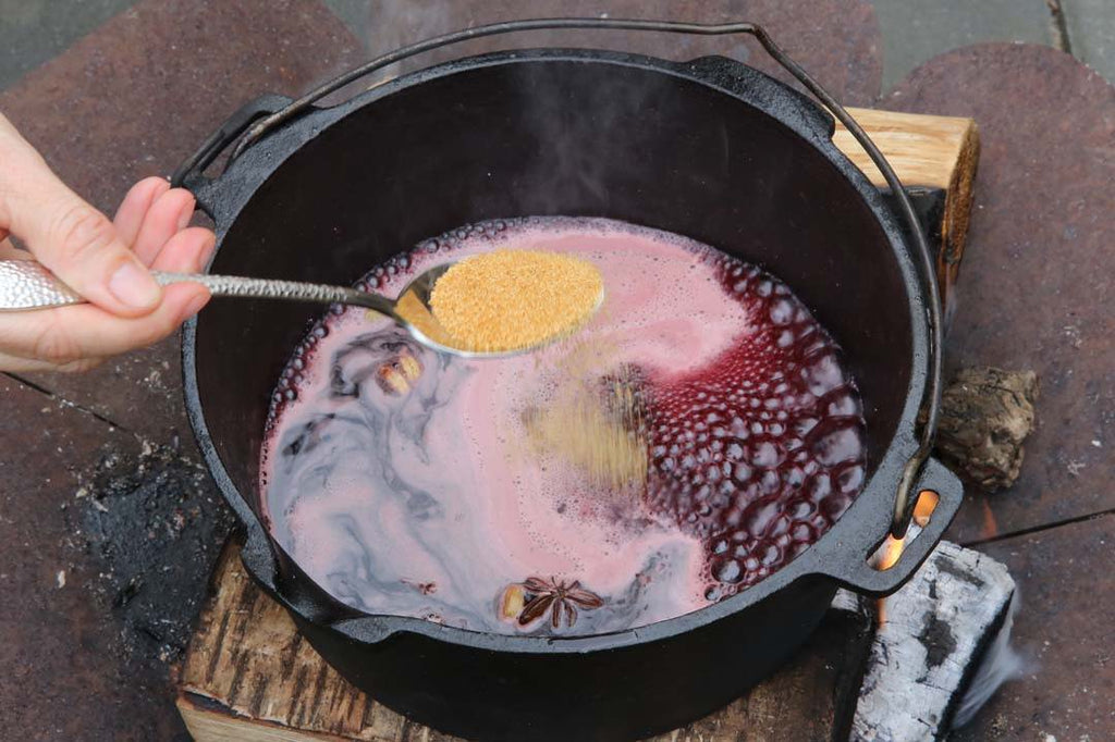 Hot mulled beer from the Dutch Oven 